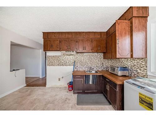 8532 34 Avenue Nw, Calgary, AB - Indoor Photo Showing Kitchen With Double Sink