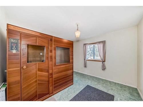 8532 34 Avenue Nw, Calgary, AB - Indoor Photo Showing Other Room