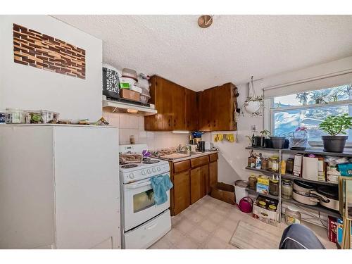 8532 34 Avenue Nw, Calgary, AB - Indoor Photo Showing Kitchen