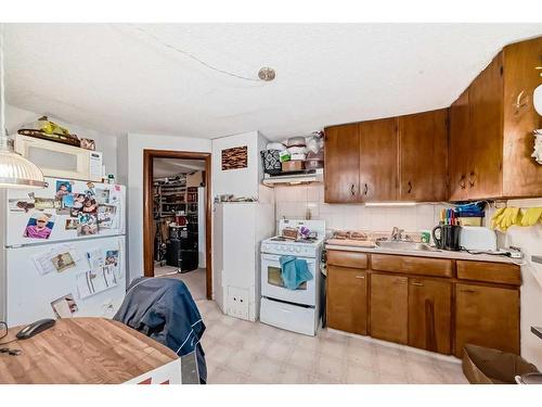 8532 34 Avenue Nw, Calgary, AB - Indoor Photo Showing Kitchen