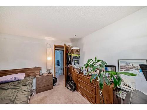 8532 34 Avenue Nw, Calgary, AB - Indoor Photo Showing Bedroom