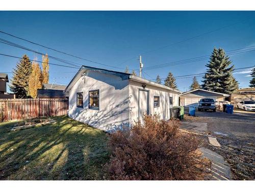 8532 34 Avenue Nw, Calgary, AB - Outdoor