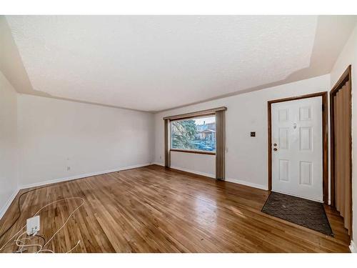 8532 34 Avenue Nw, Calgary, AB - Indoor Photo Showing Other Room