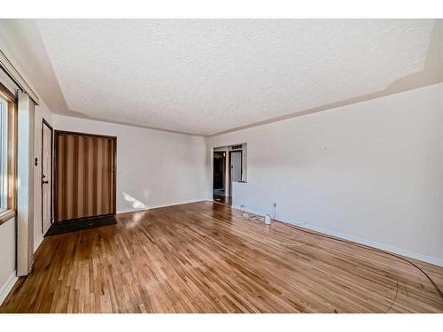 8532 34 Avenue Nw, Calgary, AB - Indoor Photo Showing Other Room