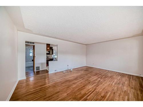 8532 34 Avenue Nw, Calgary, AB - Indoor Photo Showing Other Room