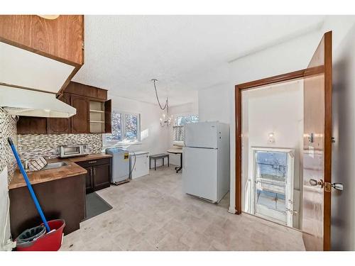 8532 34 Avenue Nw, Calgary, AB - Indoor Photo Showing Kitchen