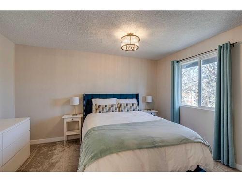 80 Woodglen Close Sw, Calgary, AB - Indoor Photo Showing Bedroom