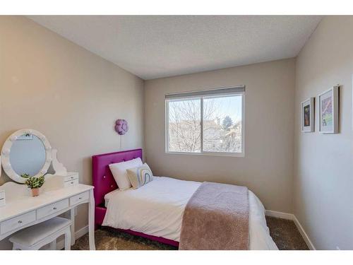 80 Woodglen Close Sw, Calgary, AB - Indoor Photo Showing Bedroom