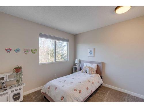 80 Woodglen Close Sw, Calgary, AB - Indoor Photo Showing Bedroom