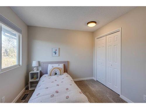 80 Woodglen Close Sw, Calgary, AB - Indoor Photo Showing Bedroom