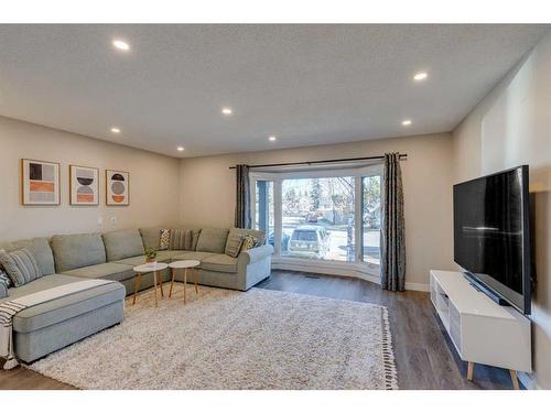 80 Woodglen Close Sw, Calgary, AB - Indoor Photo Showing Living Room