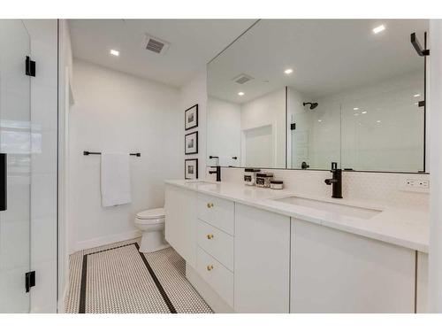 701-8505 Broadcast Avenue Sw, Calgary, AB - Indoor Photo Showing Bathroom