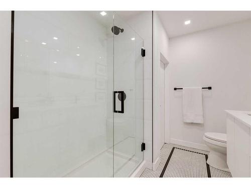 701-8505 Broadcast Avenue Sw, Calgary, AB - Indoor Photo Showing Bathroom