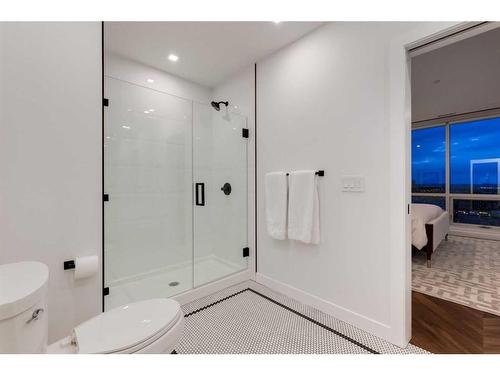 701-8505 Broadcast Avenue Sw, Calgary, AB - Indoor Photo Showing Bathroom