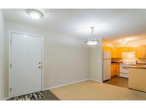 4204-10 Prestwick Bay Se, Calgary, AB - Indoor Photo Showing Kitchen