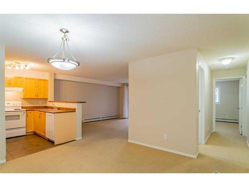 4204-10 Prestwick Bay Se, Calgary, AB - Indoor Photo Showing Kitchen