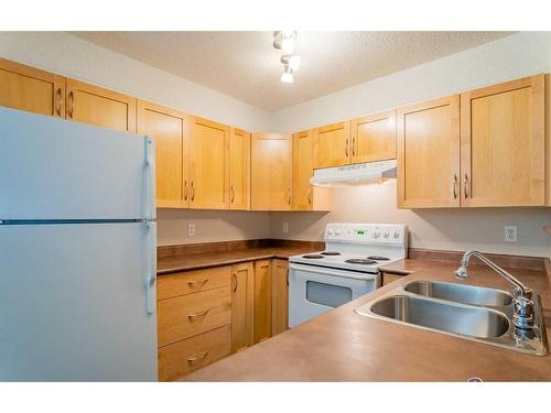 4204-10 Prestwick Bay Se, Calgary, AB - Indoor Photo Showing Kitchen With Double Sink