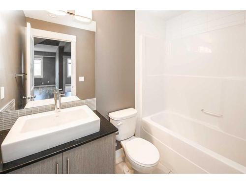 6-35 West Coach Manor Sw, Calgary, AB - Indoor Photo Showing Bathroom