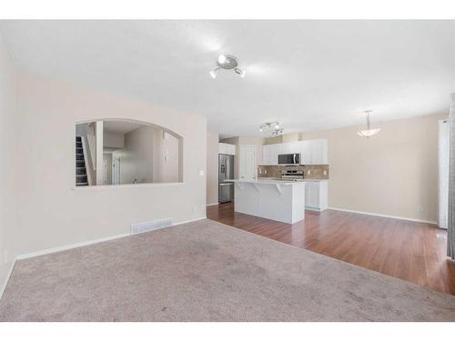 503-800 Yankee Valley Boulevard Se, Airdrie, AB - Indoor Photo Showing Kitchen