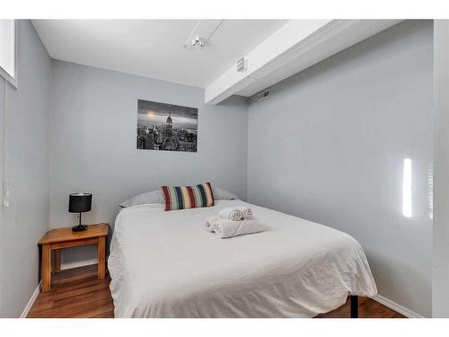 669 Northmount Drive Nw, Calgary, AB - Indoor Photo Showing Bedroom