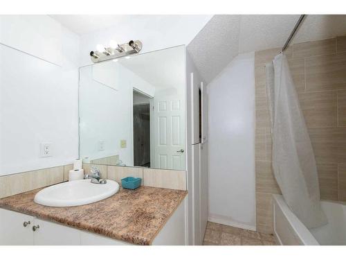 55 Falchurch Road Ne, Calgary, AB - Indoor Photo Showing Bathroom