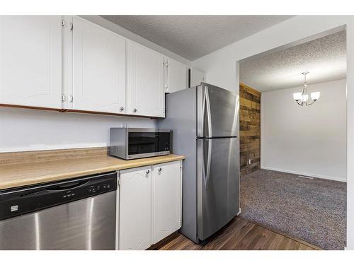 4624 81 Street Nw, Calgary, AB - Indoor Photo Showing Kitchen