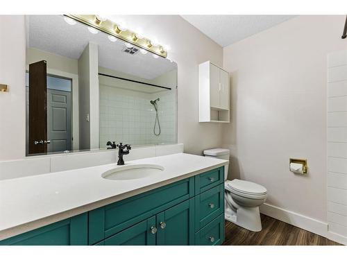 4624 81 Street Nw, Calgary, AB - Indoor Photo Showing Bathroom