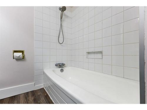 4624 81 Street Nw, Calgary, AB - Indoor Photo Showing Bathroom