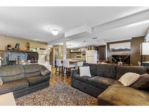 4624 81 Street Nw, Calgary, AB - Indoor Photo Showing Living Room