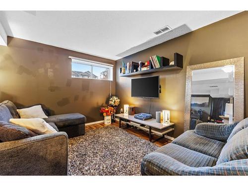 4624 81 Street Nw, Calgary, AB - Indoor Photo Showing Living Room