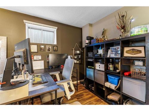 4624 81 Street Nw, Calgary, AB - Indoor Photo Showing Office