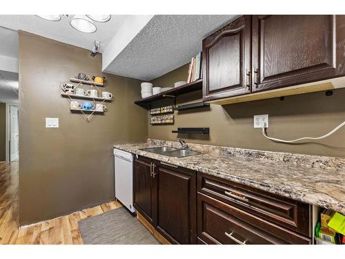 4624 81 Street Nw, Calgary, AB - Indoor Photo Showing Kitchen With Double Sink