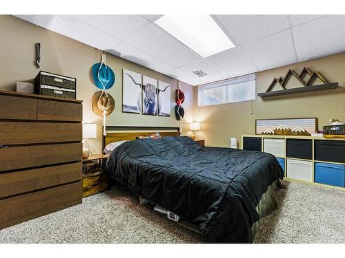 4624 81 Street Nw, Calgary, AB - Indoor Photo Showing Bedroom