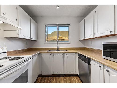 4624 81 Street Nw, Calgary, AB - Indoor Photo Showing Kitchen With Double Sink