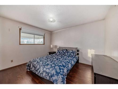 4927 Marlborough Drive Ne, Calgary, AB - Indoor Photo Showing Bedroom