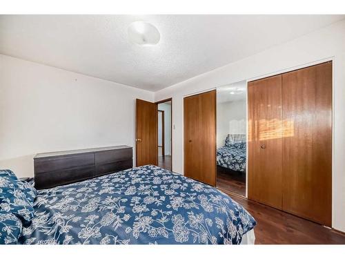 4927 Marlborough Drive Ne, Calgary, AB - Indoor Photo Showing Bedroom