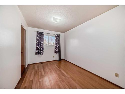 4927 Marlborough Drive Ne, Calgary, AB - Indoor Photo Showing Other Room