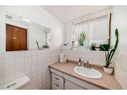 4927 Marlborough Drive Ne, Calgary, AB - Indoor Photo Showing Bathroom