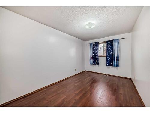 4927 Marlborough Drive Ne, Calgary, AB - Indoor Photo Showing Other Room