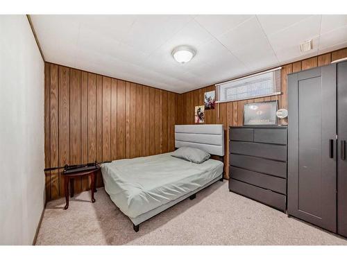 4927 Marlborough Drive Ne, Calgary, AB - Indoor Photo Showing Bedroom