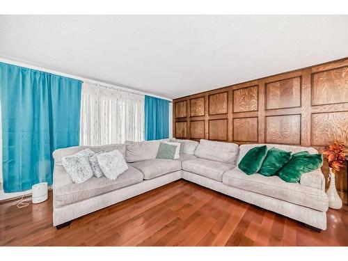 4927 Marlborough Drive Ne, Calgary, AB - Indoor Photo Showing Living Room