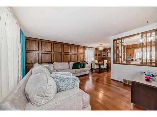 4927 Marlborough Drive Ne, Calgary, AB - Indoor Photo Showing Living Room