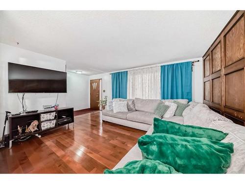 4927 Marlborough Drive Ne, Calgary, AB - Indoor Photo Showing Living Room