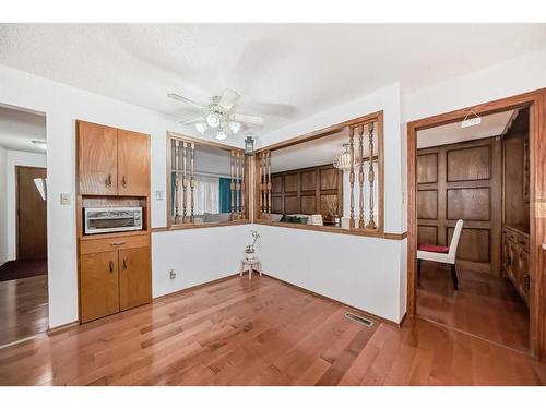 4927 Marlborough Drive Ne, Calgary, AB - Indoor Photo Showing Kitchen