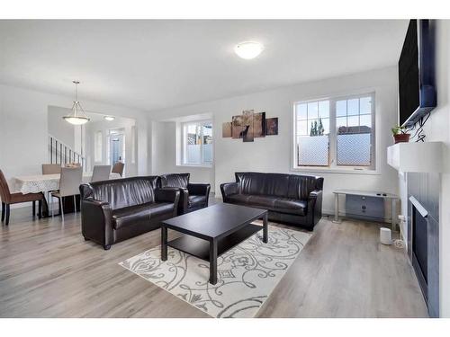 901 Windsong Drive Sw, Airdrie, AB - Indoor Photo Showing Living Room