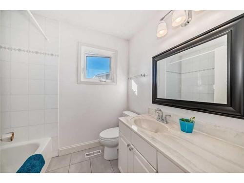 23 Lake Crimson Close, Calgary, AB - Indoor Photo Showing Bathroom