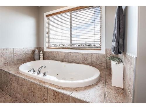 1518 High Park Drive Nw, High River, AB - Indoor Photo Showing Bathroom