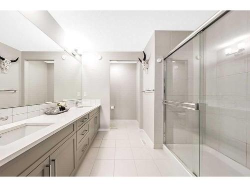 229 Mahogany Parade Se, Calgary, AB - Indoor Photo Showing Bathroom