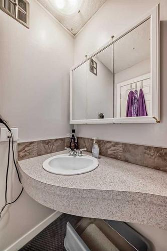 4-810 2 Street Ne, Calgary, AB - Indoor Photo Showing Bathroom