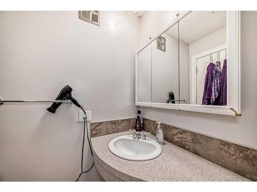 4-810 2 Street Ne, Calgary, AB - Indoor Photo Showing Bathroom